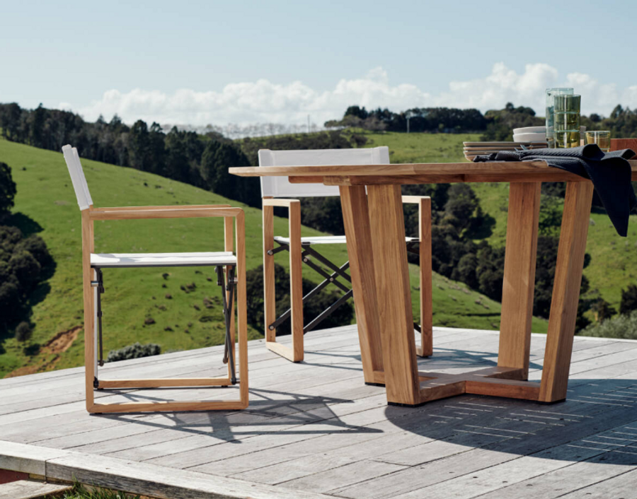 BURLING Directors chair with a Snow sling on a natural teak frame
Displayed ere with the PEGASUS Round teak dining table