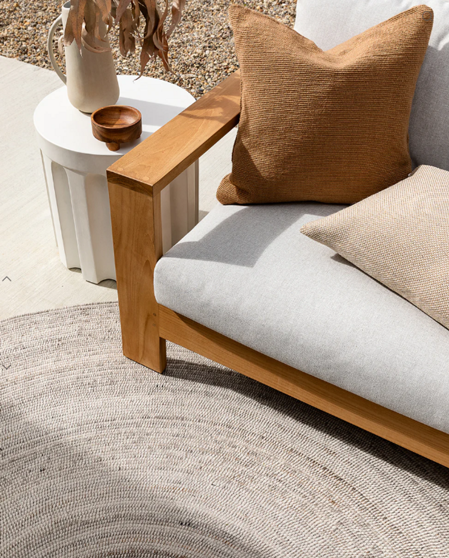 MORNINGTON Outdoor Rug - 210mm diameter
Colour: Sand
In situ - outdoors