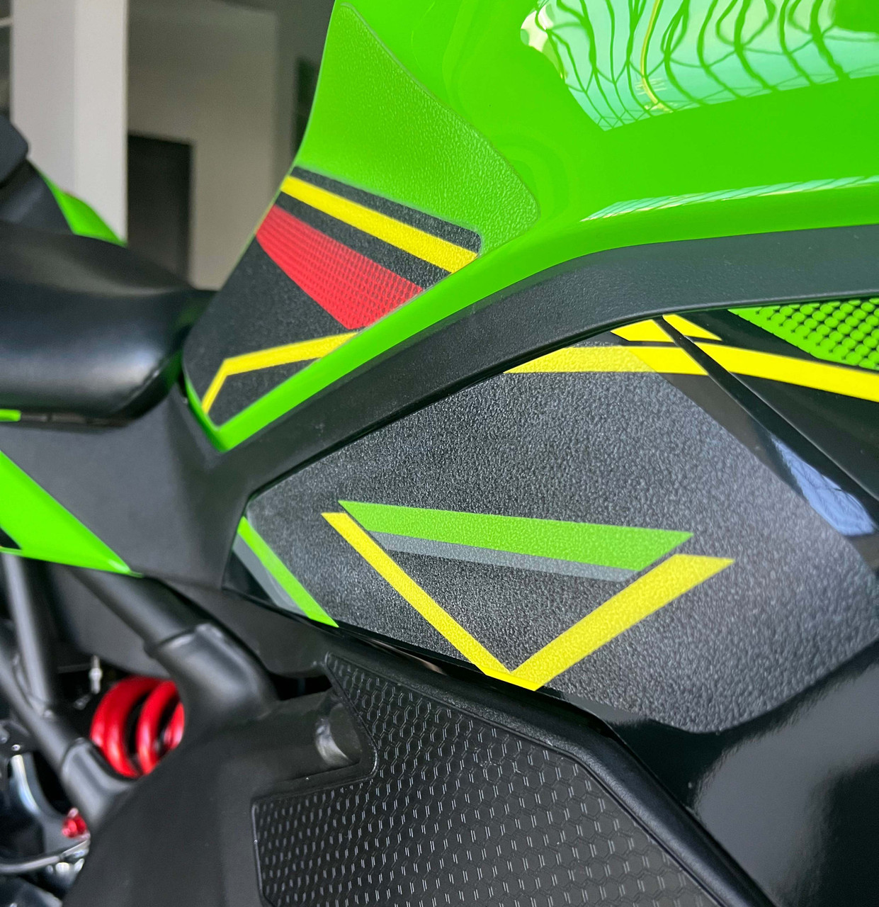 Kawasaki ZX-4RR ZX-4R Lower Tank Grip