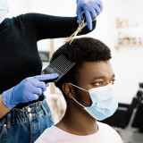 Gen'C Béauty Afro Hair Comb in use at the barber chair