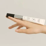 boosting blood circulation to instantly de-puff and enhance the absorption of active ingredients. Formulated with nutrient-rich super-beans and brightening Yuja