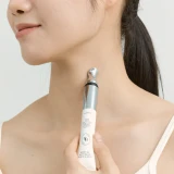 The smart auto-applicator delivers gentle sonic vibrations to reduce morning puffiness