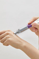 The applicator vibrates 12,000 times per minute, mimicking a professional facial massage to de-puff and reduce the appearance of tired eyes