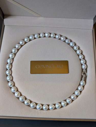Mirror Glow Pearl Necklace