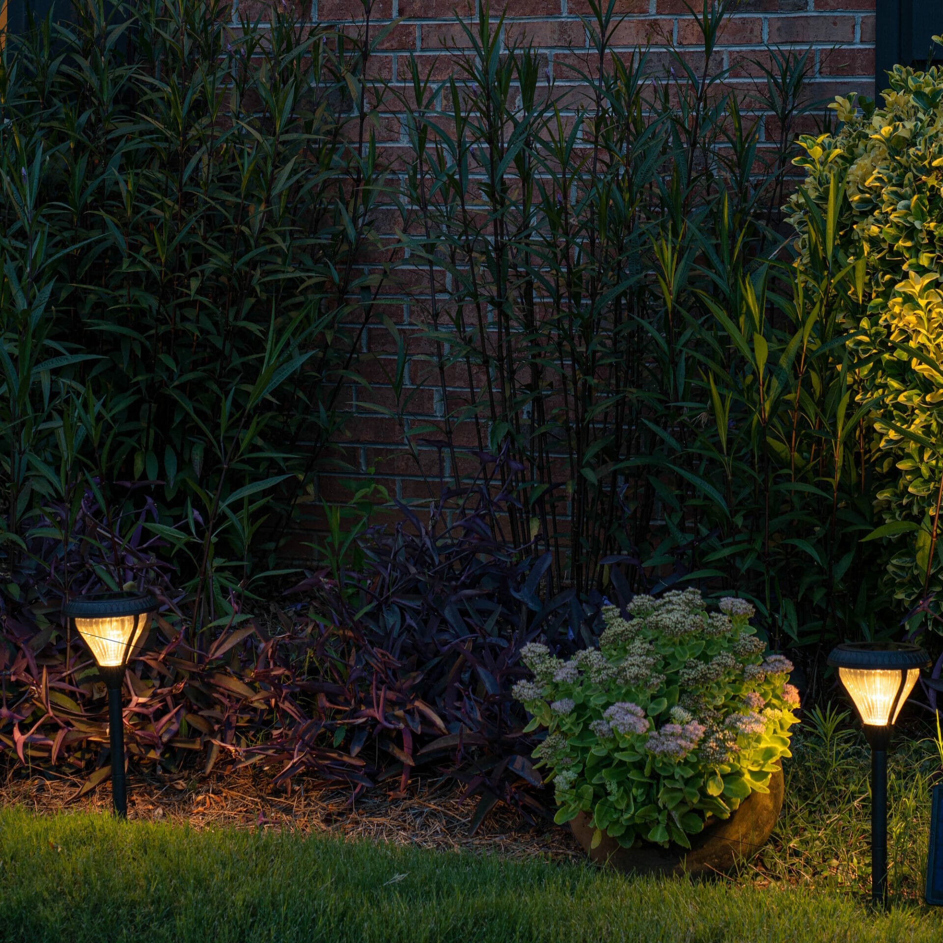 Premier Outdoor Solar Pathway and Garden Light with 2 Color LEDs, Warm White and Bright White, Heavy Duty Cast Aluminum