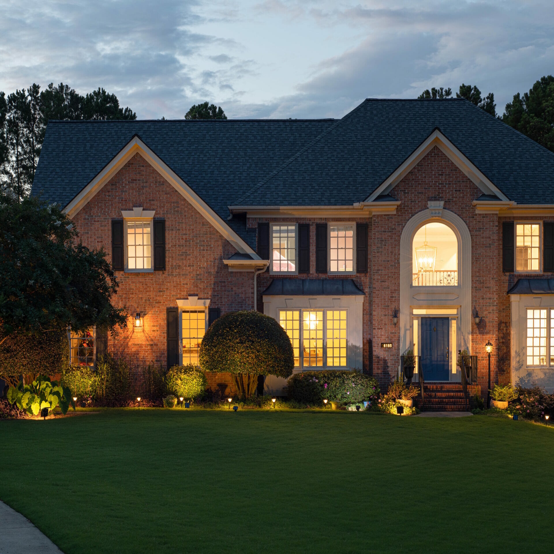 Premier Outdoor Solar Pathway and Garden Light with 2 Color LEDs, Warm White and Bright White, Heavy Duty Cast Aluminum