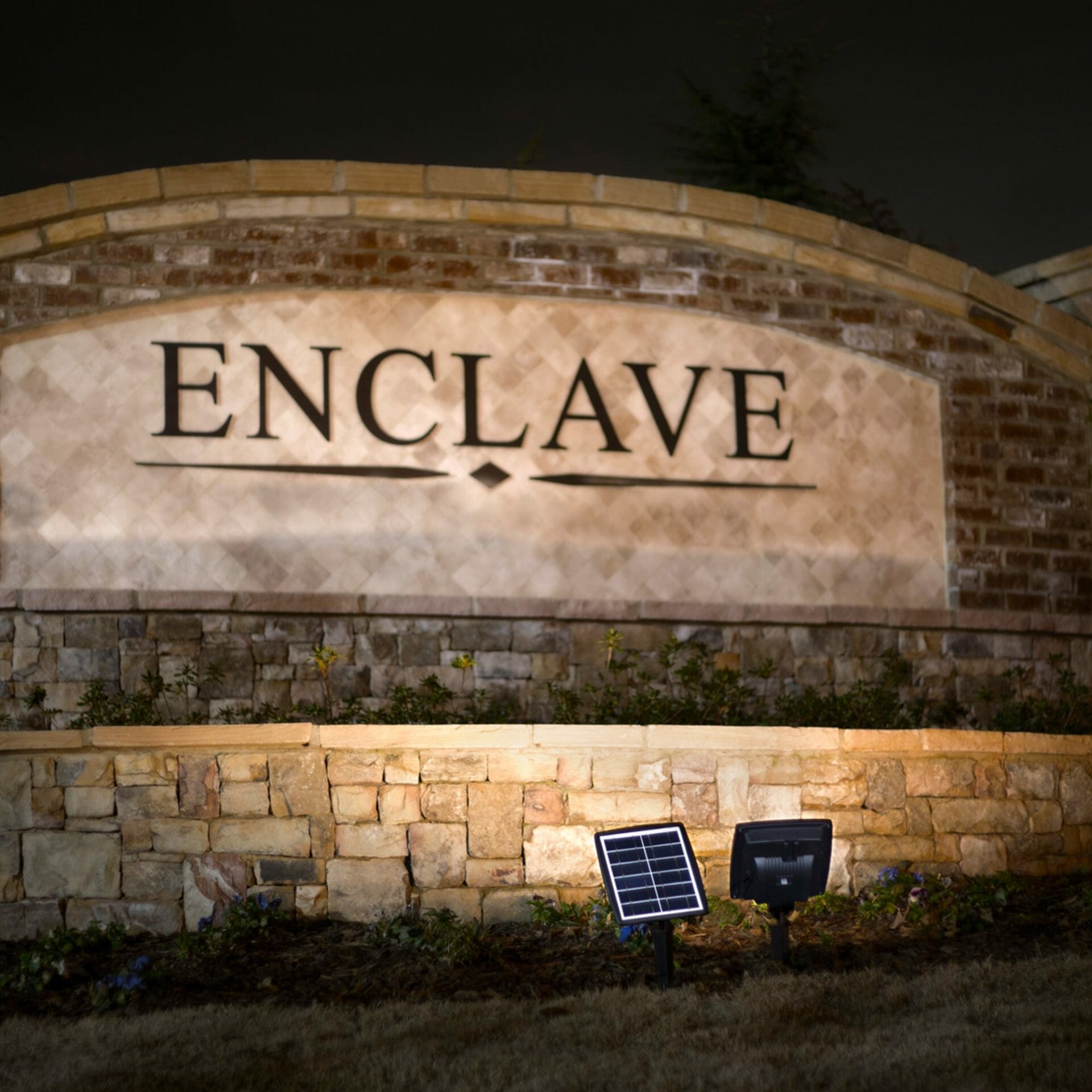 Dual Color Solar Flood Light, Cast Aluminum with Stake or Flat Mounting Options and Detachable Solar Panel