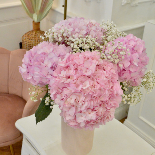 Bouquet d'hortensias rose pâle et gypsophile