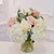 Bouquet de fleurs fraîches déstructuré blanches et rose poudré avec hortensias et roses