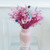 bouquet de fleurs séchées rose et bleu dans vase nacré rose