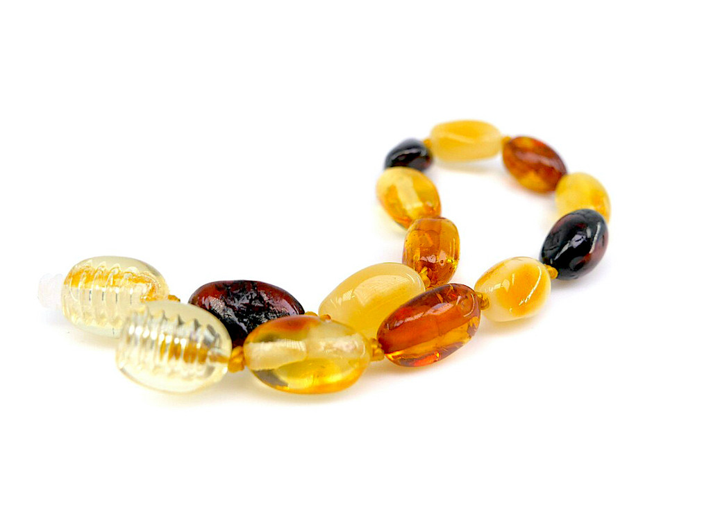 Olive amber teething bracelet. Healthy baby signs