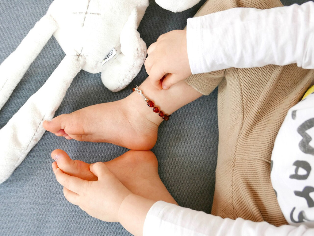 Adjustable amber teething anklet for your baby
