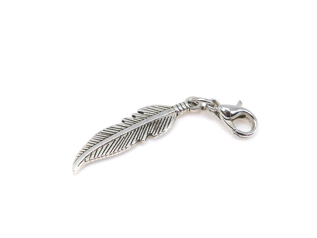 Double-Sided Feather Pendant with Lobster Clasp – Reversible silver-coloured feather charm featuring the same detailed design on both sides, measuring 37 mm × 6.5 mm including clasp