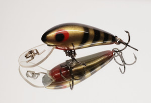Versatile little lure suitable for a wide variety of fish species such as Trout, Bass, Bream, Redfin etc.
Wide action diving to 8ft and is a floating diver. 


Solid Polyurethane.