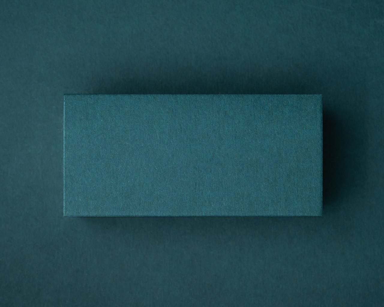 A blank 300gsm Hunter Green place card displayed on a matching background, showing the card’s deep, rich tone.