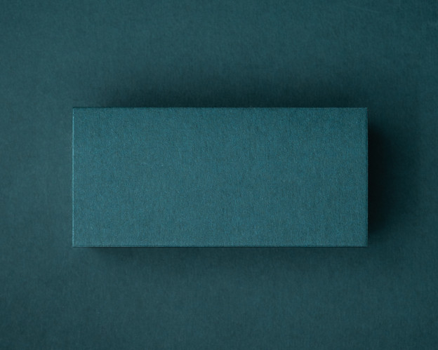 A blank 300gsm Hunter Green place card displayed on a matching background, showing the card’s deep, rich tone.