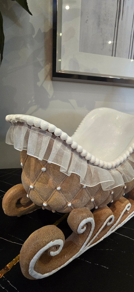 Gingerbread Sleigh Christmas Decoration – Elegant Festive Centrepiece