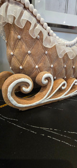 Gingerbread Sleigh Christmas Decoration – Elegant Festive Centrepiece Gingerbread Sleigh Christmas Decoration – Elegant Festive Centrepiece