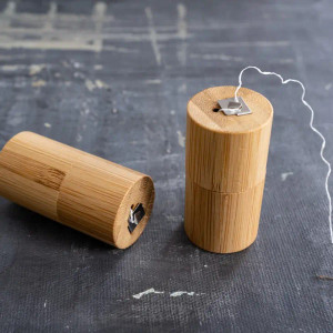This refillable corn starch dental floss with bamboo case is made from a cornstarch-based pla that is eco-friendly, vegan friendly, and plastic free. This floss will glide smoothly to effectively clean between your teeth and gums. It is packed in a bamboo container with a functional lid that allows you to cut the floss easily. This refillable corn starch dental floss with bamboo case is made from a cornstarch-based pla that is eco-friendly, vegan friendly, and plastic free. This floss will glide smoothly to effectively clean between your teeth and gums. It is packed in a bamboo container with a functional lid that allows you to cut the floss easily.