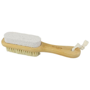 The handle on this foot brush makes it easy to get a grip on everyday cleansing and exfoliating. Use on damp skin for best results.