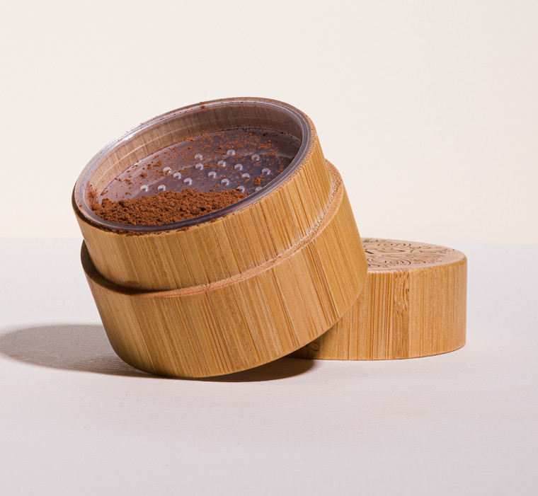 This oil-balancing and shine reducing, refillable loose powder absorbs excess oil with sustainable and ethically source ingredients for healthy skin. The mattifying, sheer coverage shades give an even complexion that lasts throughout the day. Bamboo extract smooths and balances while kaolin clay works to absorb excess oil to keep skin looking and feeling its healthiest. Created for oily skin.