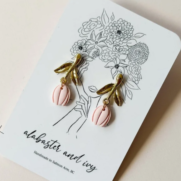 This spring staple features and 18k leaf stud attachment finished with stainless steel studs.
Perfect for the minimalist girlie!