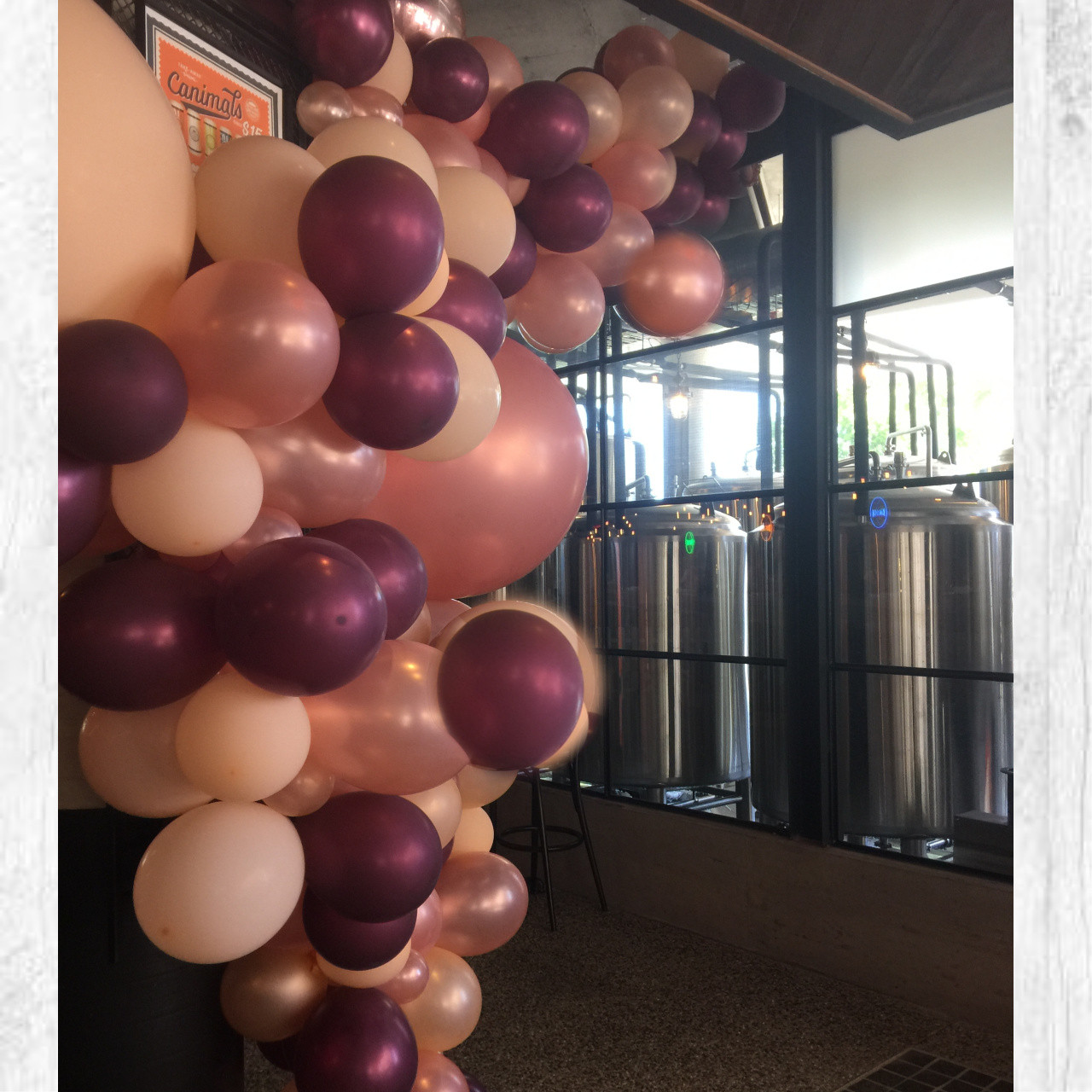 BALLOON GARLAND CLASSIC  - 3 METRE  (installation &delivery additional)

a beautiful garland consisting of different size and coloured latex balloons (colours of your choice)
