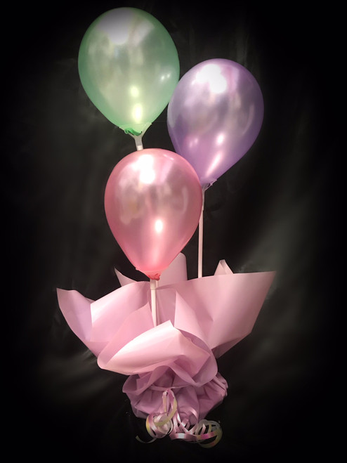 A three balloon (air filled) table arrangement.�� Call you choose your colour spangle, balloon and base to compliment your colour scheme. Pre-Order essential.