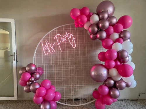 BALLOON GARLAND WITH CIRCULAR MESH BACKDROP BLACK OR WHITE (HIRE ONLY FROM $50 ) GARLAND FROM $120PER MTR