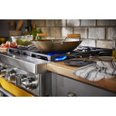 Kitchenaid® Cuisinière commerciale intelligente bicombustible avec 4 brûleurs - 30 po KFDC500JYP