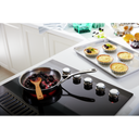 Table de cuisson électrique à évacuation descendante avec 4 éléments - 30 po KitchenAid® KCED600GBL