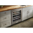 Kitchenaid® Cellier sous le comptoir avec porte en verre et porte-bouteilles à devant en métal - 24 po KUWR314KSS