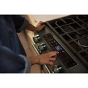 Kitchenaid® Cuisinière au gaz coulissante intelligente avec modes de cuisson à convection et brûleur 2 en 1 - 5 pi cu KSGS530SJP