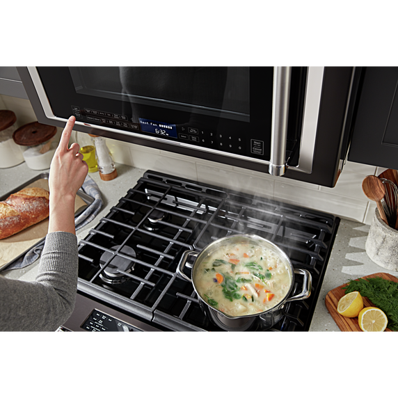 Four à micro-ondes à convection et hotte intégrée KitchenAid® avec mode de friture à air YKMHC319LBS