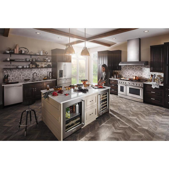 Kitchenaid® Centre de rafraîchissements avec porte en verre et porte-bouteilles à devant en métal - 24 po KUBL214KSB