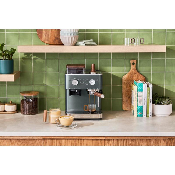 Trousse d'accessoires pour machine à espresso en bois de noyer KitchenAid® KESWAS Trousse d'accessoires pour machine à espresso en bois de noyer KitchenAid® KESWAS