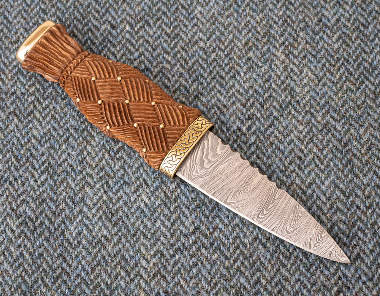 Sgian Dubh in Highland Park Whisky Barrel / Brass / Damascus Steel (SGFJ10)