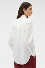 Profile view of model wearing the Oroton Wren Poplin Shirt in Antique White and 100% cotton fabric for Women . IP:5