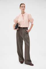 Profile view of model wearing the Oroton Sleeve Detail Shirt in Rose Tint and 100% cotton poplin fabric for Women . IP:6