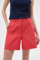 Profile view of model wearing the Oroton Flat Front Carpenter Short in Robbin Red and 100% cotton fabric for Women . IP:3