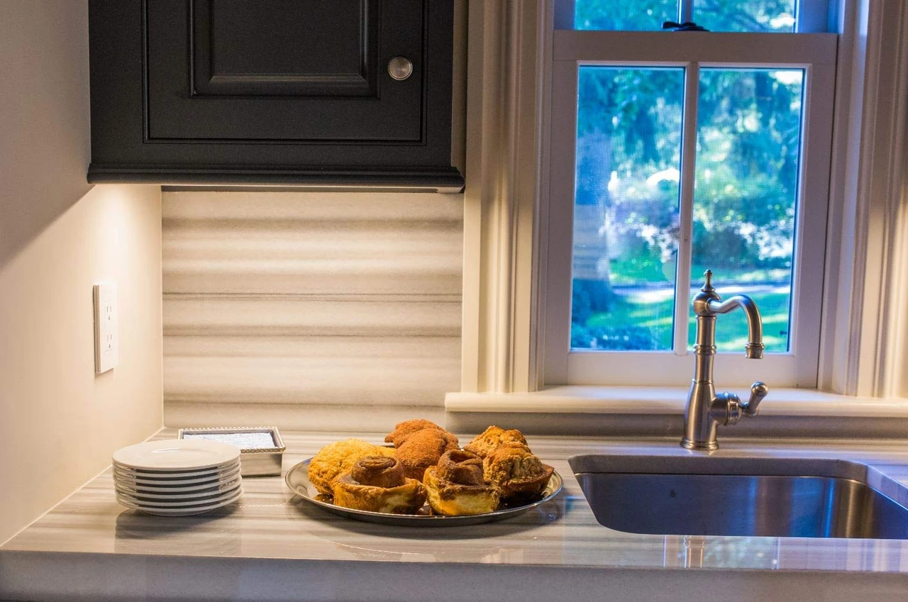 SYLVANIA General Lighting Sylvania 72275 9" Convertible Under Cabinet Light, Hardwire or Plug-in, Linkable Undercabinet, White