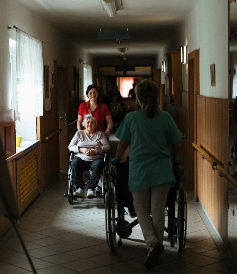 5 Signs It’s Time to Consider a Caregiver's Help in a Retirement Home