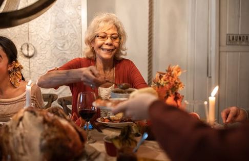 Ensuring Nutritious Meals for Seniors in Assisted Living: A Family Guide Ensuring Nutritious Meals for Seniors in Assisted Living: A Family Guide