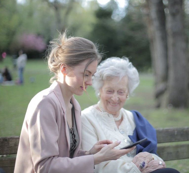 How to Teach Seniors Technology: A Simple Guide for Families and Caregivers