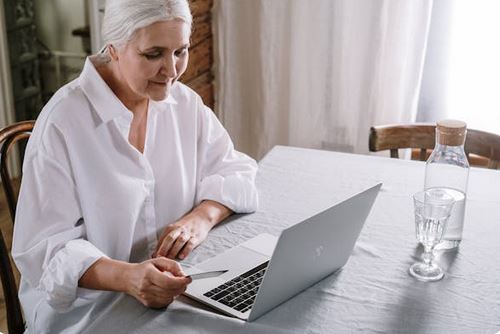 When Should You Choose Social Security Benefits? A Guide for Those Managing Medical Costs