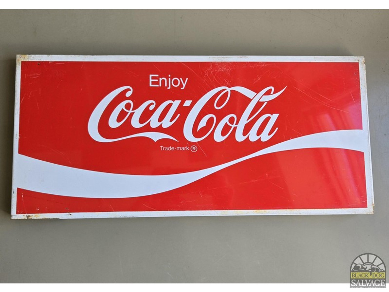 Coca-Cola 金属製　サイン　看板　ディスプレイ　直径約60センチ Coca Cola Sign, Metal, Vending Machine Display - Black Dog