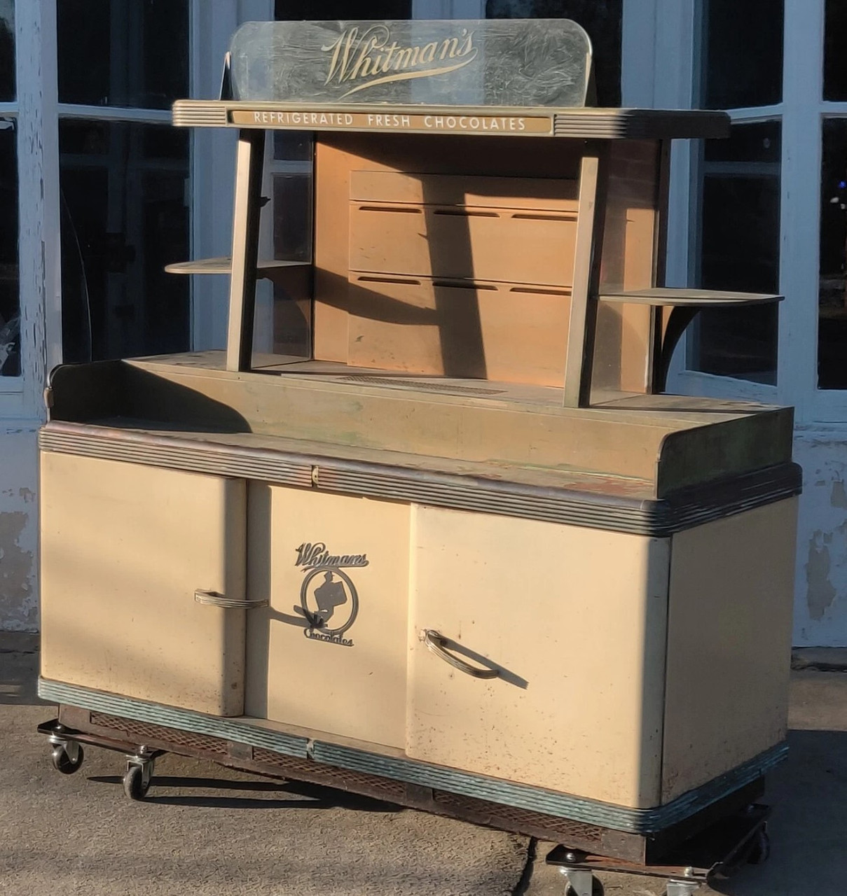 Whitman's Chocolates General Electric Candy Merchandiser Type HDC