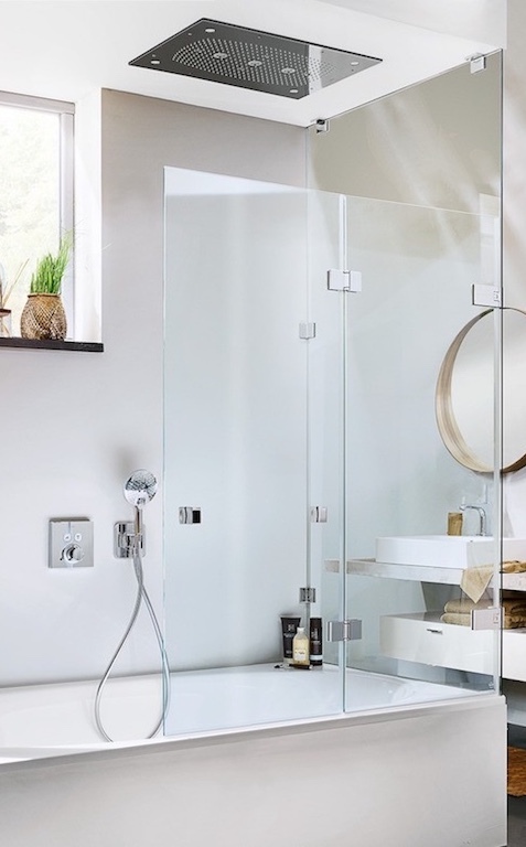DUSCHABTRENNUNG AUF DER BADEWANNE