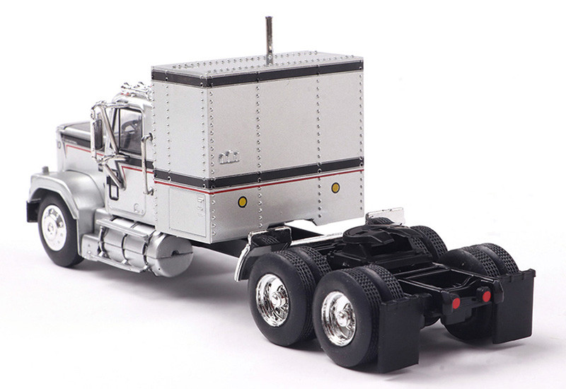 IXO - 1:64 - Red & White 1976 Kenworth K100 Aerodyne Cab