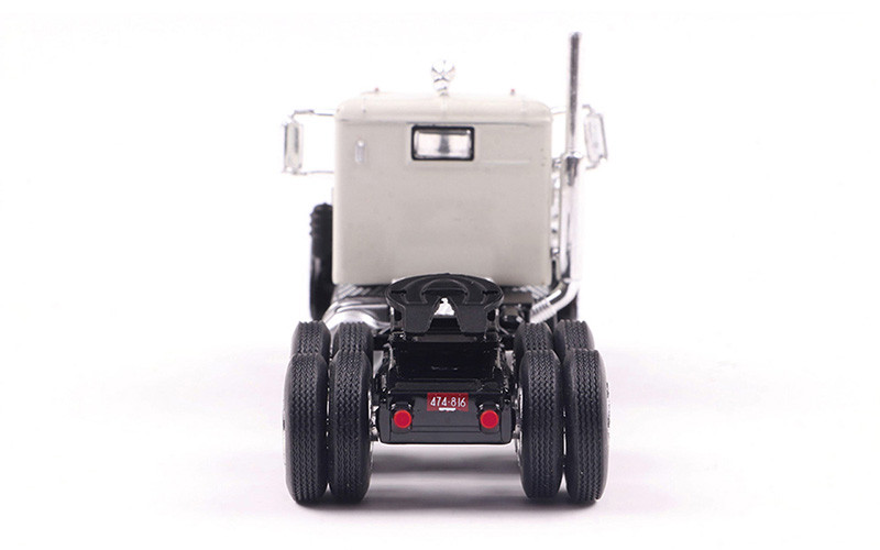 IXO - 1:64 - Red & White 1976 Kenworth K100 Aerodyne Cab